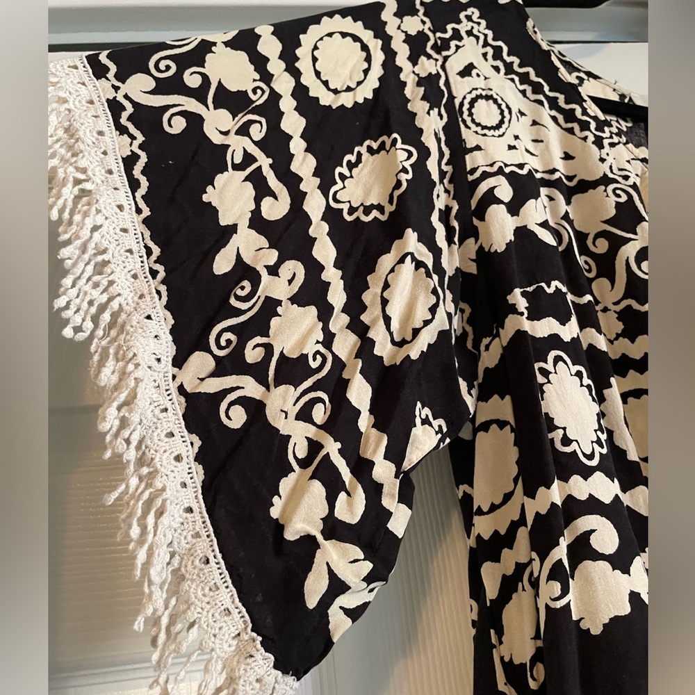 Womens Umgee black and cream tunic with fringed sleeves